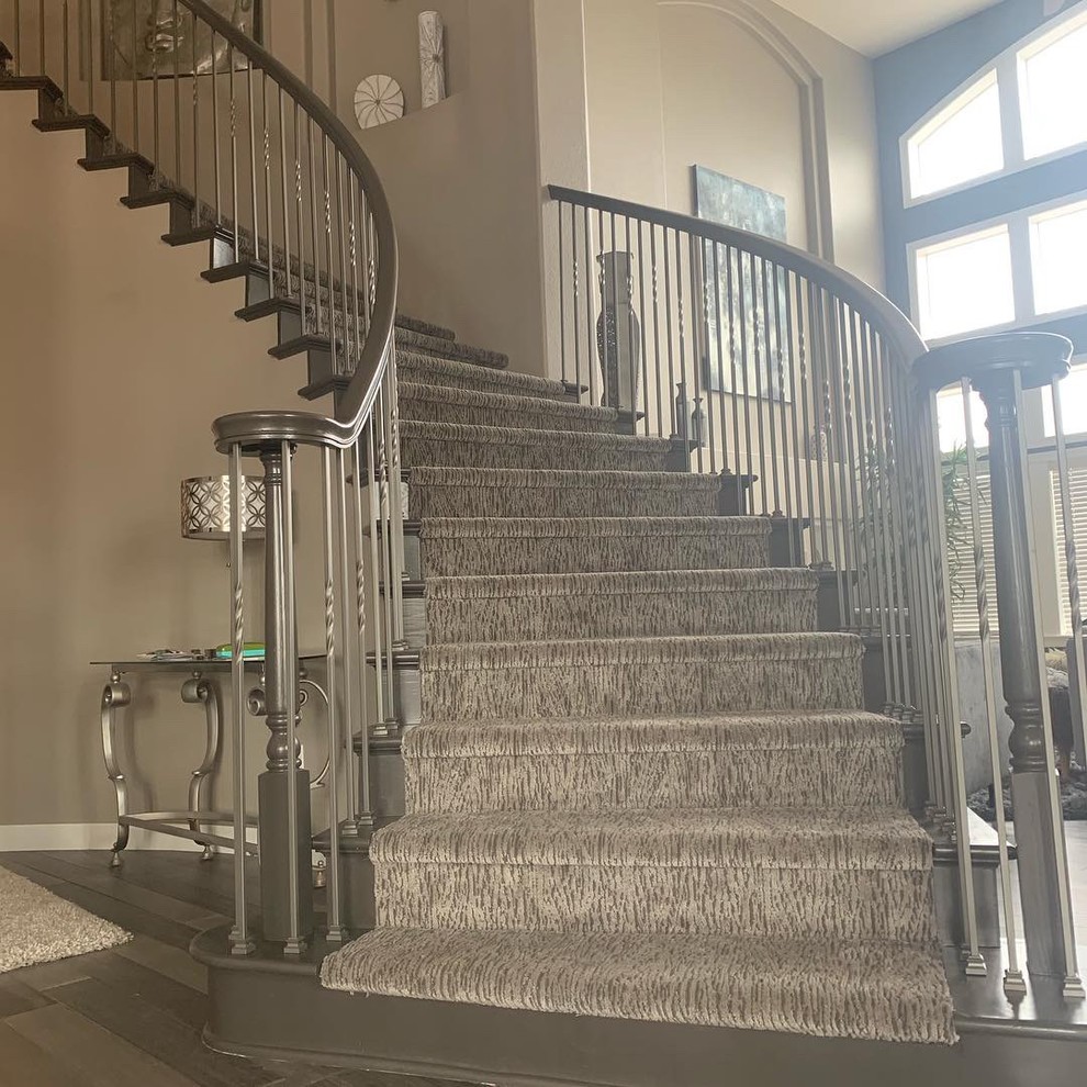 Gewendelte, Große Klassische Treppe mit Teppich-Treppenstufen, Teppich-Setzstufen und Mix-Geländer in Denver