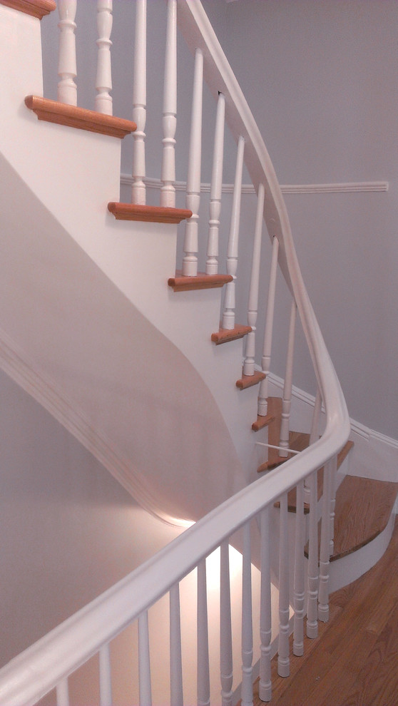 Foto de escalera curva tradicional renovada de tamaño medio con escalones de madera y contrahuellas de madera pintada
