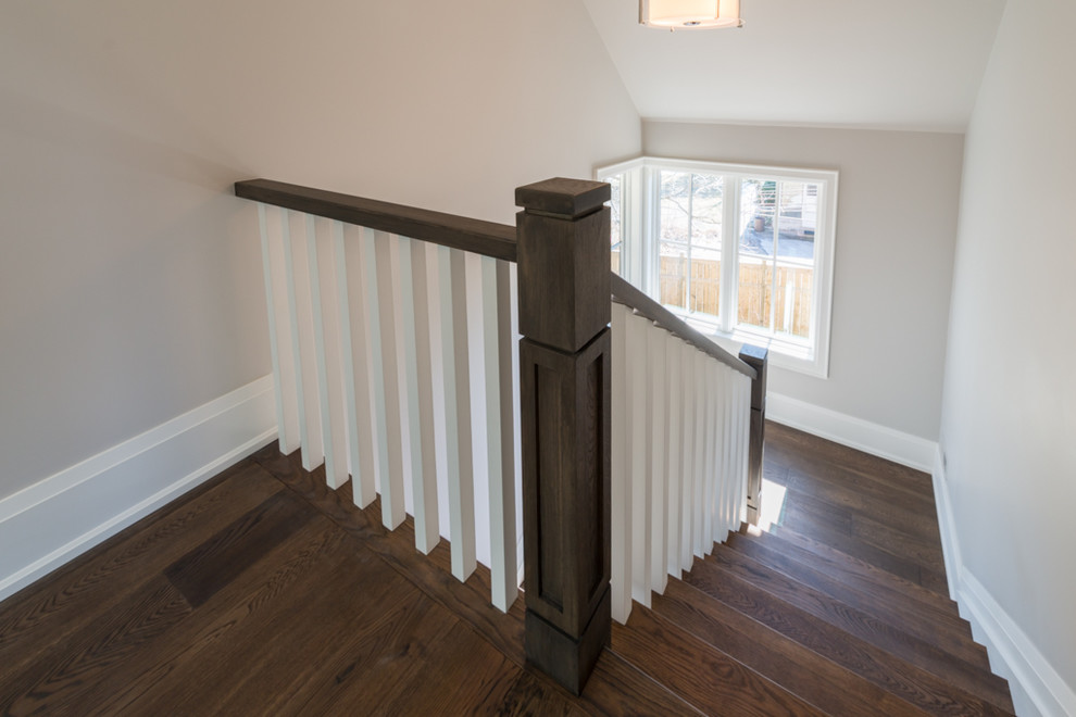 Источник вдохновения для домашнего уюта: п-образная лестница в стиле неоклассика (современная классика) с деревянными ступенями и крашенными деревянными подступенками