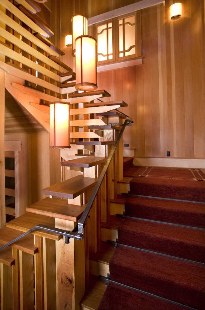 Diseño de escalera tradicional con escalones de madera y contrahuellas de madera