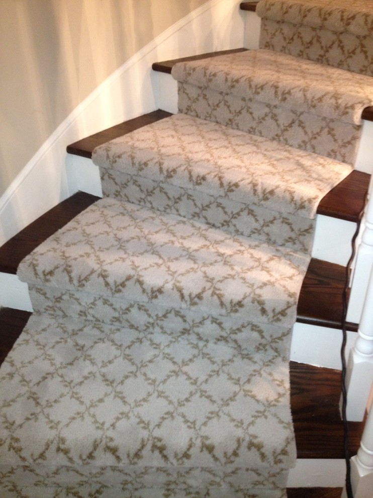 Idées déco pour un escalier peint courbe classique de taille moyenne avec des marches en bois.