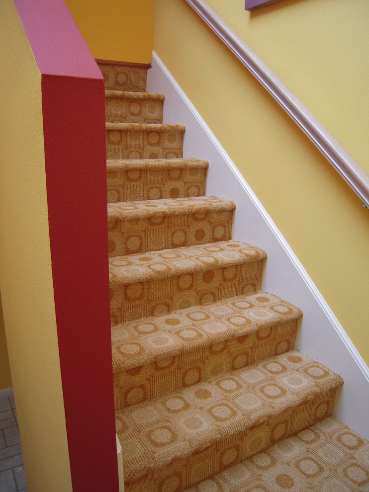 Imagen de escalera en L actual pequeña con escalones enmoquetados y contrahuellas enmoquetadas