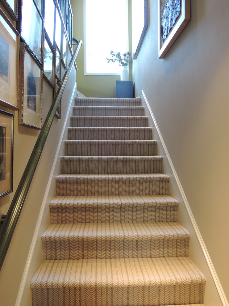Стильный дизайн: большая угловая лестница в морском стиле с ступенями с ковровым покрытием и ковровыми подступенками - последний тренд