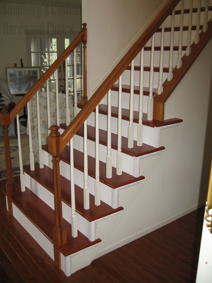 Réalisation d'un petit escalier droit tradition avec des marches en bois et des contremarches en bois.