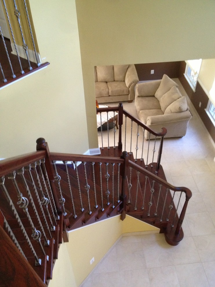 Exemple d'un escalier courbe chic de taille moyenne avec des marches en bois et des contremarches en bois.