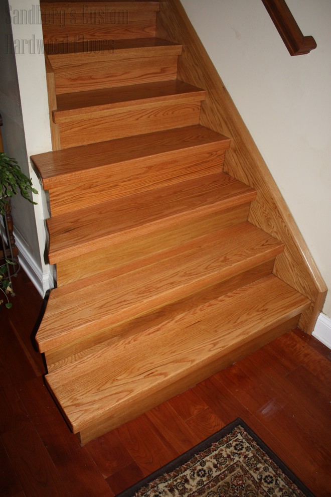 Стильный дизайн: маленькая прямая деревянная лестница в классическом стиле с деревянными ступенями для на участке и в саду - последний тренд