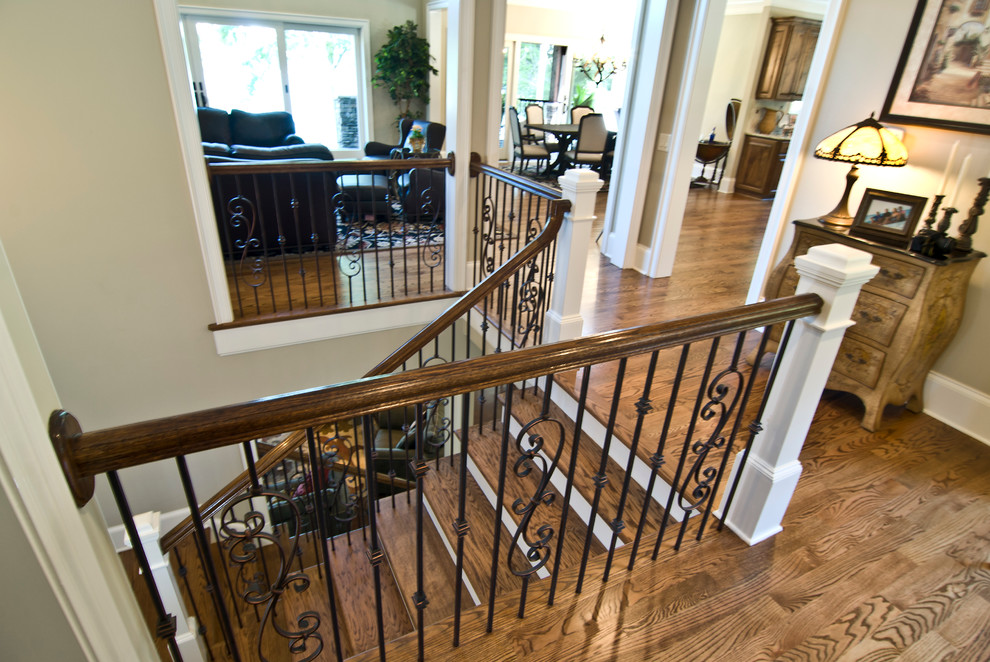 Пример оригинального дизайна: п-образная лестница среднего размера в классическом стиле с деревянными ступенями, крашенными деревянными подступенками и перилами из смешанных материалов