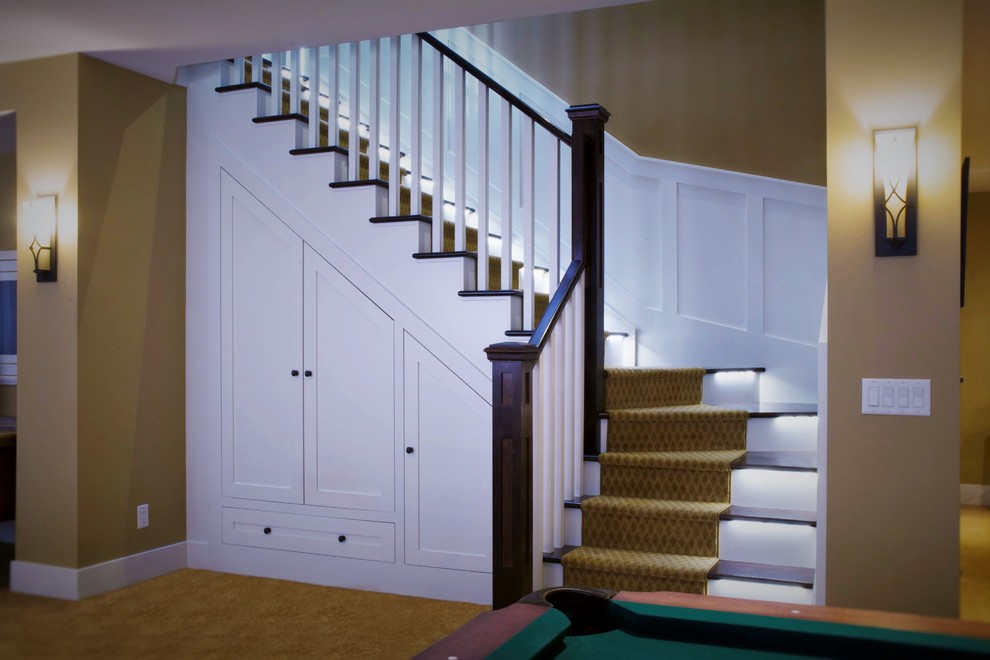Diseño de escalera en L clásica de tamaño medio con escalones enmoquetados, contrahuellas enmoquetadas y barandilla de madera