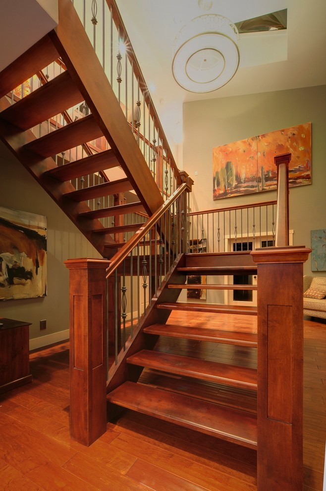 Идея дизайна: п-образная лестница среднего размера в стиле неоклассика (современная классика) с деревянными ступенями и деревянными перилами без подступенок