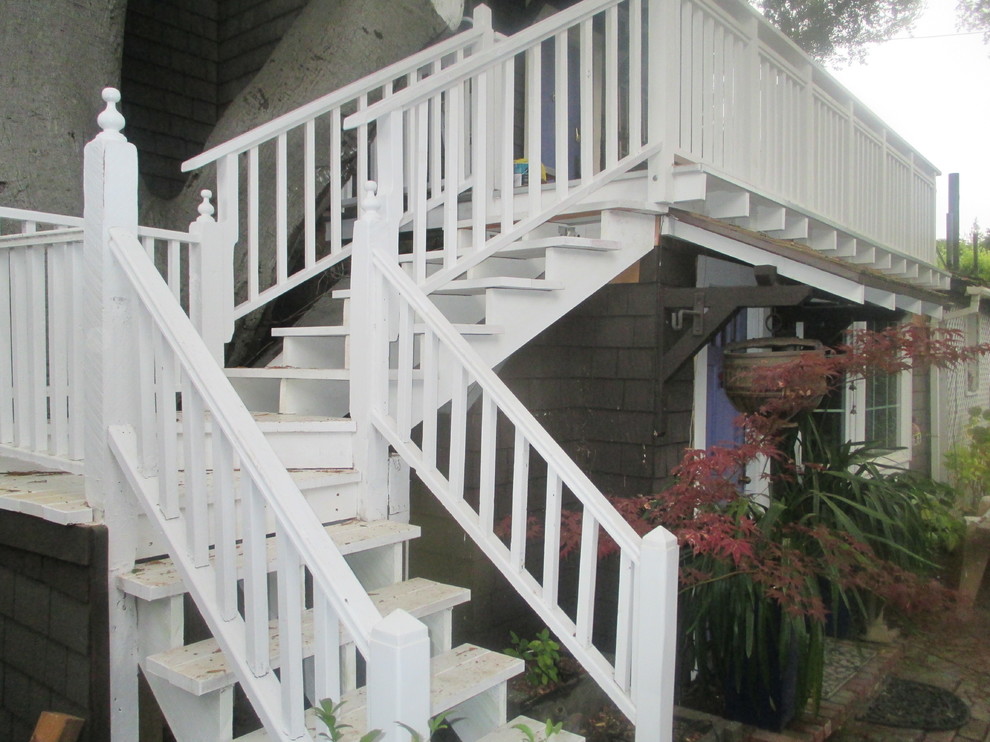 Cette image montre un escalier sans contremarche traditionnel en L de taille moyenne avec des marches en bois peint.