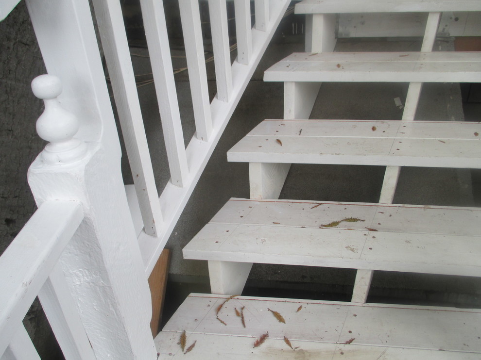 На фото: угловая лестница среднего размера в классическом стиле с крашенными деревянными ступенями без подступенок
