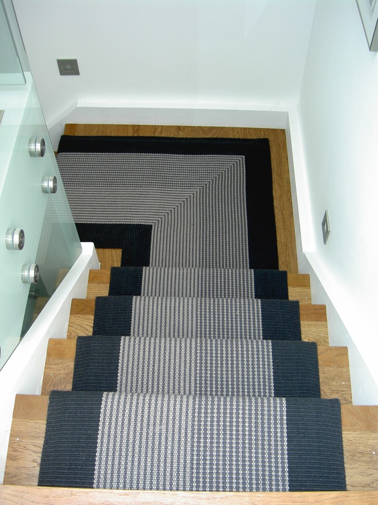 Пример оригинального дизайна: лестница среднего размера в современном стиле с ступенями с ковровым покрытием и ковровыми подступенками