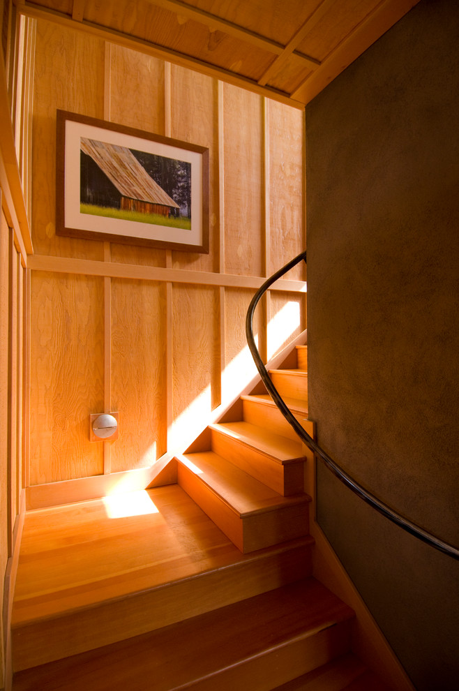 Kleine Klassische Holztreppe in L-Form mit Holz-Setzstufen in Portland