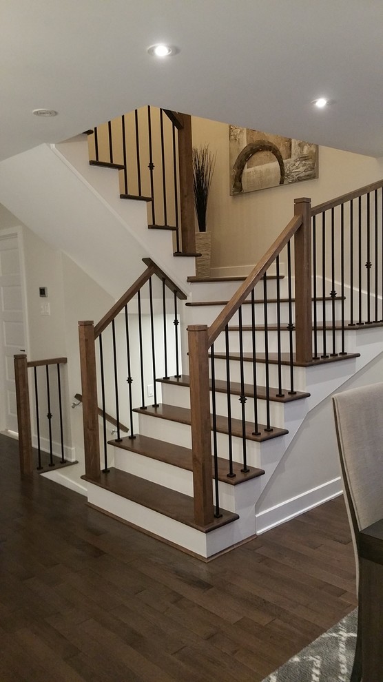 Aménagement d'un escalier peint classique en U de taille moyenne avec des marches en bois et un garde-corps en bois.