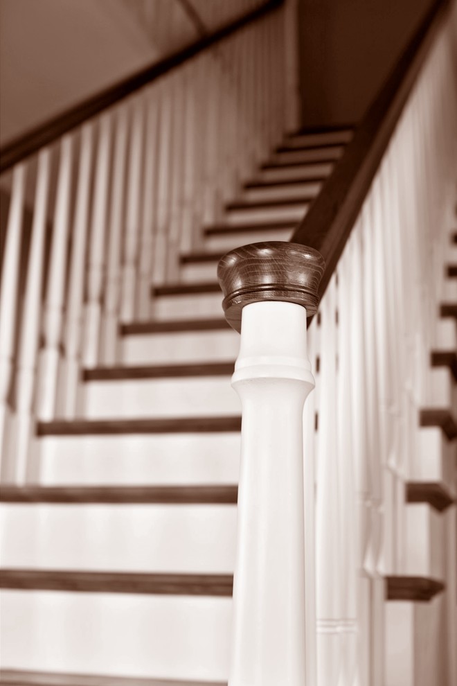 На фото: лестница в стиле кантри