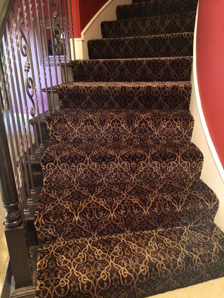 Aménagement d'un escalier courbe contemporain de taille moyenne avec des marches en moquette et des contremarches en moquette.