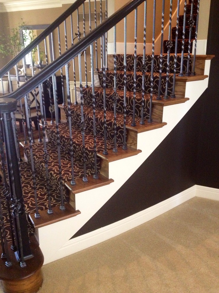 Bild på en mellanstor funkis svängd trappa, med heltäckningsmatta och sättsteg med heltäckningsmatta