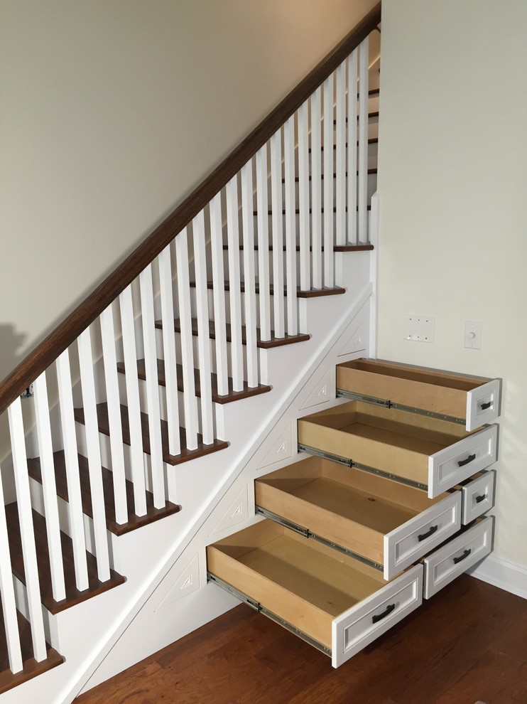 Idée de décoration pour un escalier peint droit tradition de taille moyenne avec des marches en bois.