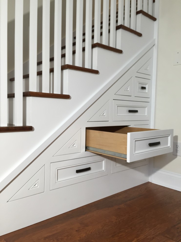 Inspiration pour un escalier peint droit traditionnel de taille moyenne avec des marches en bois et rangements.