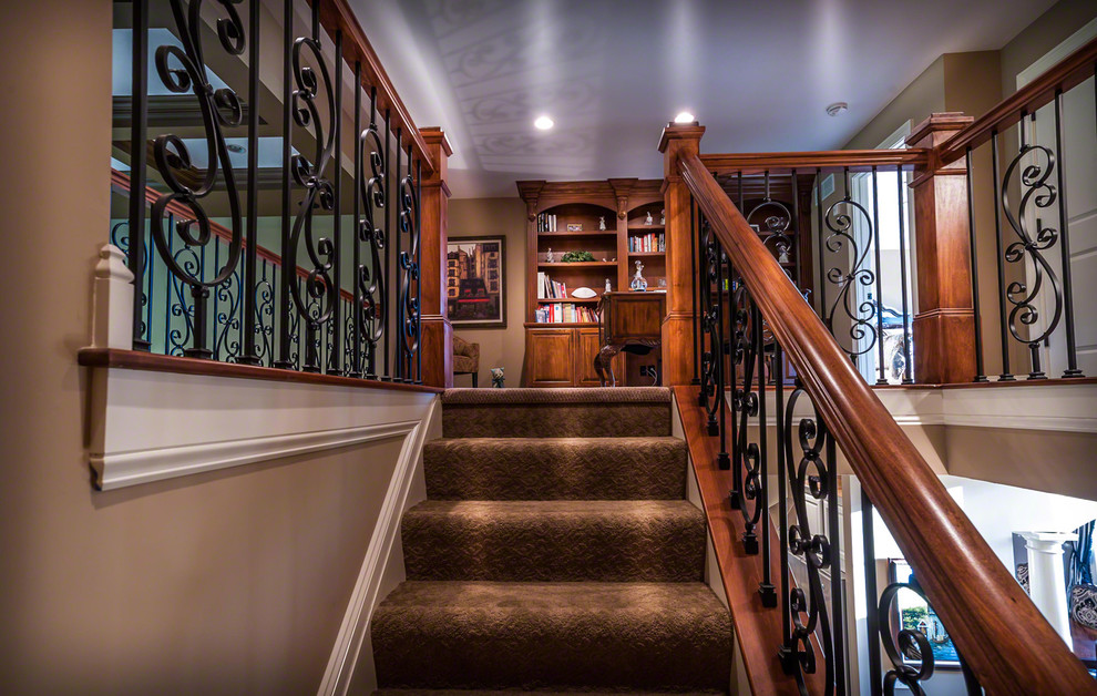 Пример оригинального дизайна: угловая лестница в классическом стиле с ступенями с ковровым покрытием и ковровыми подступенками