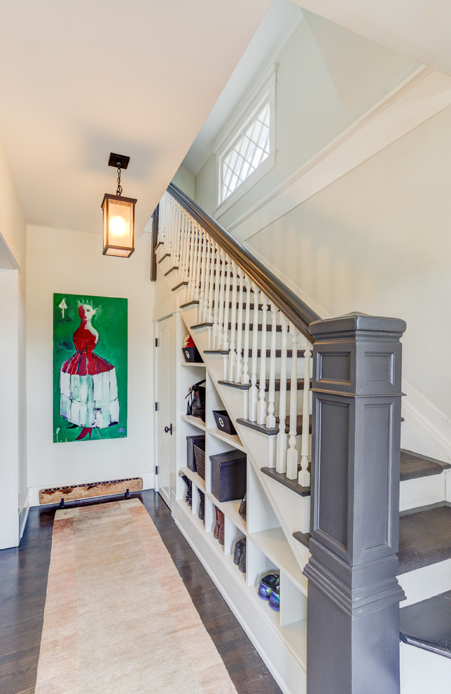 Idée de décoration pour un escalier peint droit design de taille moyenne avec des marches en bois peint.
