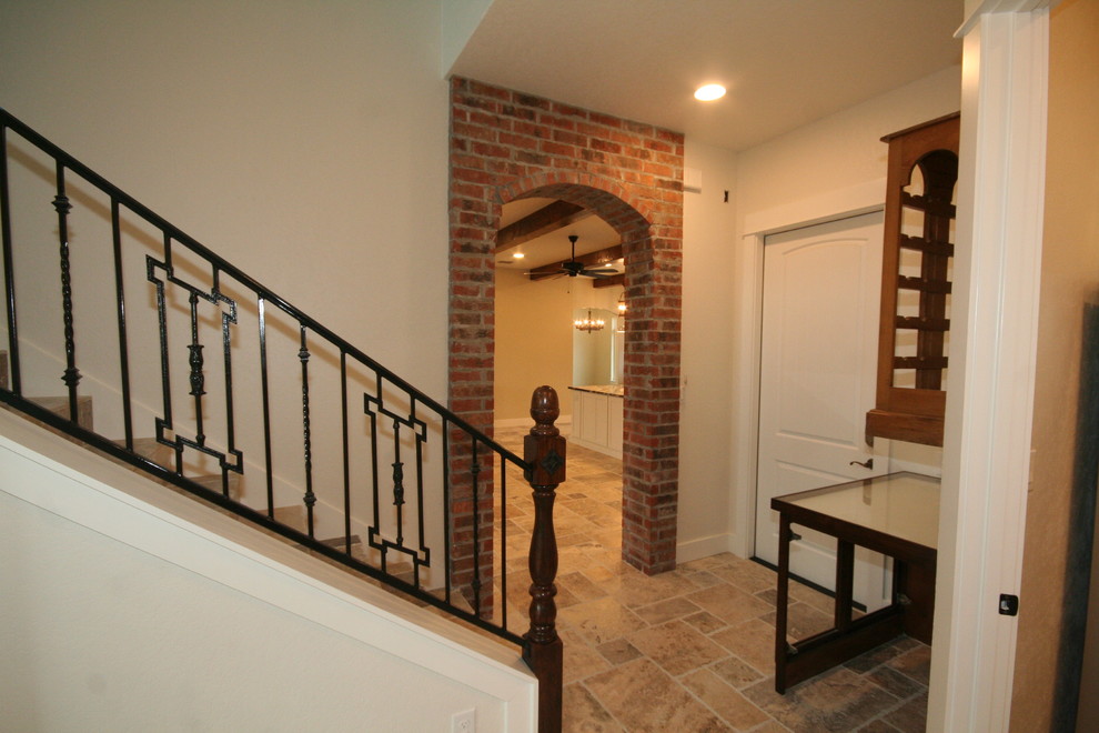 Ejemplo de escalera en L tradicional pequeña con escalones con baldosas, contrahuellas con baldosas y/o azulejos y barandilla de metal
