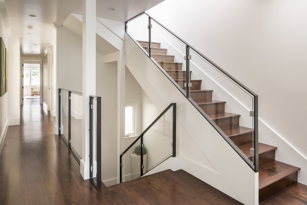 Foto de escalera recta clásica renovada de tamaño medio con escalones de madera y contrahuellas de madera