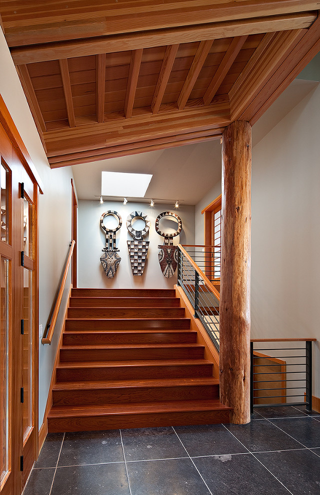 Exemple d'un escalier tendance avec des contremarches en bois, des marches en bois et palier.