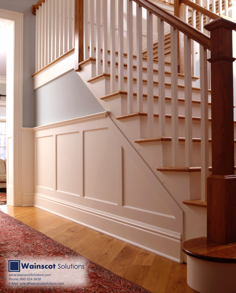 Aménagement d'un grand escalier classique en L avec des marches en bois et des contremarches en bois.
