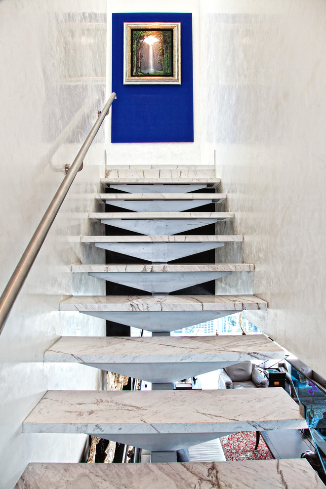 Ejemplo de escalera recta actual de tamaño medio sin contrahuella con escalones de mármol y barandilla de metal