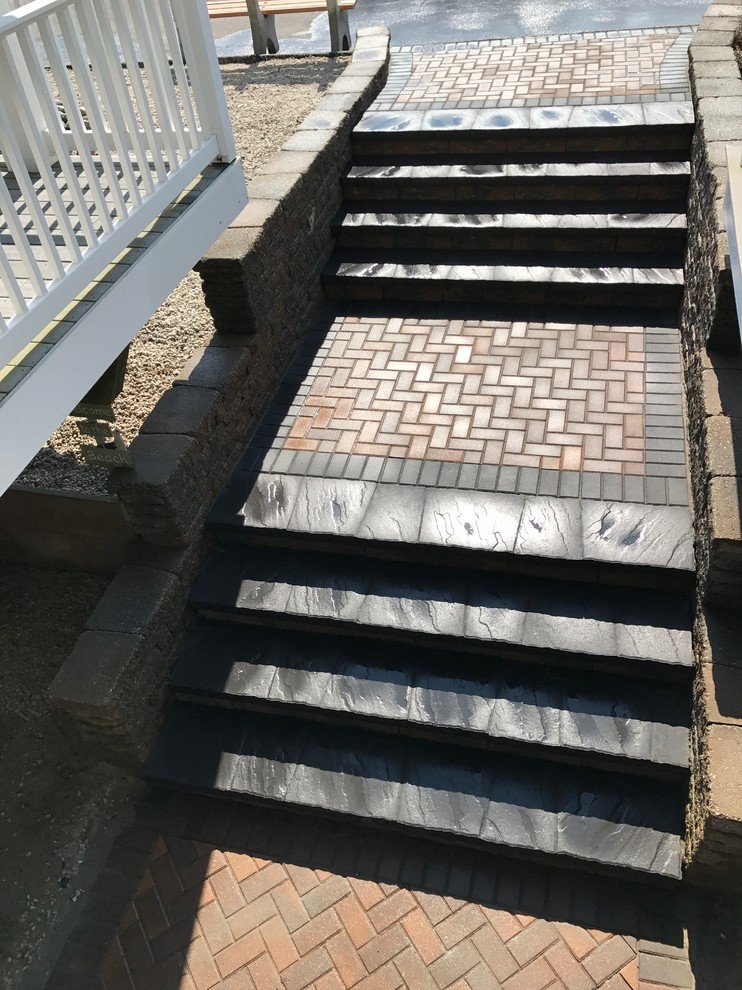 Cette image montre un grand escalier droit marin en béton avec des contremarches en béton.