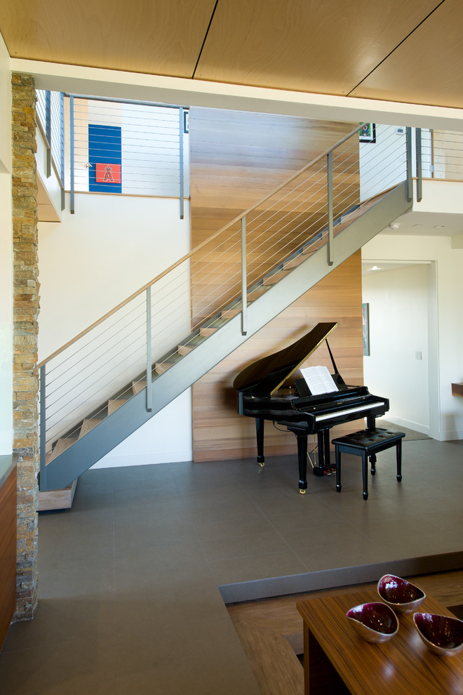 На фото: прямая лестница в стиле модернизм с деревянными ступенями без подступенок с