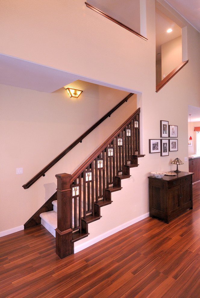 Aménagement d'un escalier droit craftsman de taille moyenne avec des marches en moquette et des contremarches en moquette.