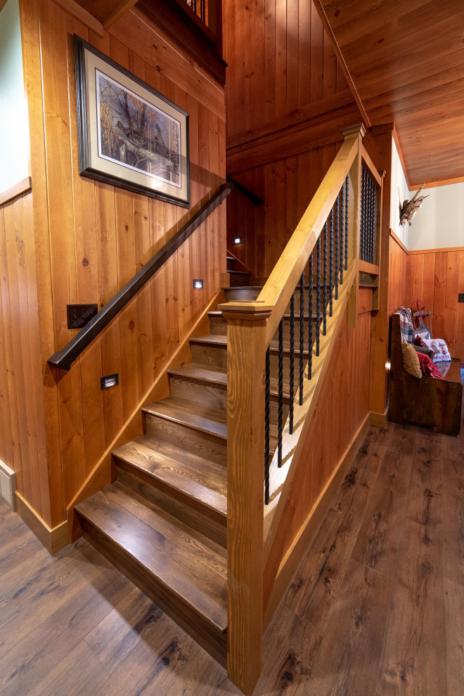 Urige Treppe in L-Form mit Holz-Setzstufen und Holzwänden in Sonstige