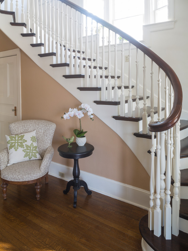 Источник вдохновения для домашнего уюта: лестница в викторианском стиле