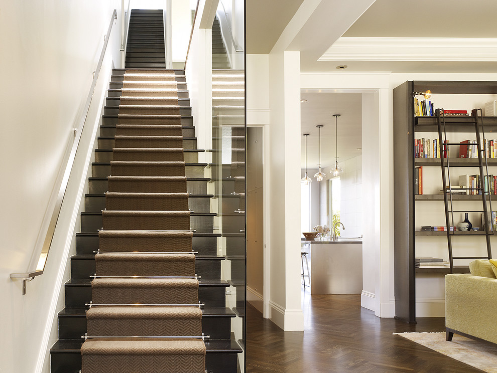 Cette photo montre un escalier droit chic avec des marches en bois et des contremarches en bois.