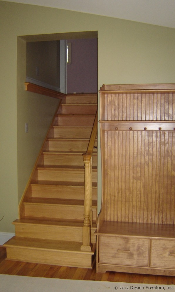 Exemple d'un escalier droit chic avec des marches en bois et des contremarches en bois.