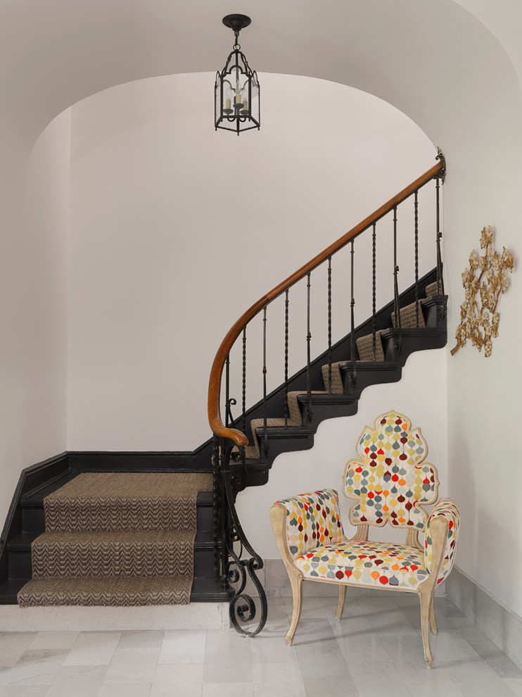 Idéer för stora vintage svängda trappor, med heltäckningsmatta, sättsteg med heltäckningsmatta och räcke i flera material