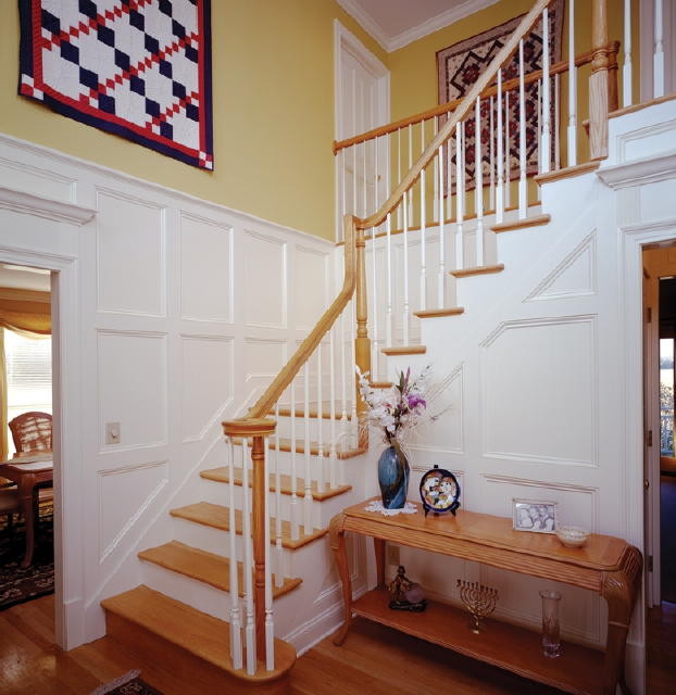 Diseño de escalera en L tradicional de tamaño medio con escalones de madera y contrahuellas de madera