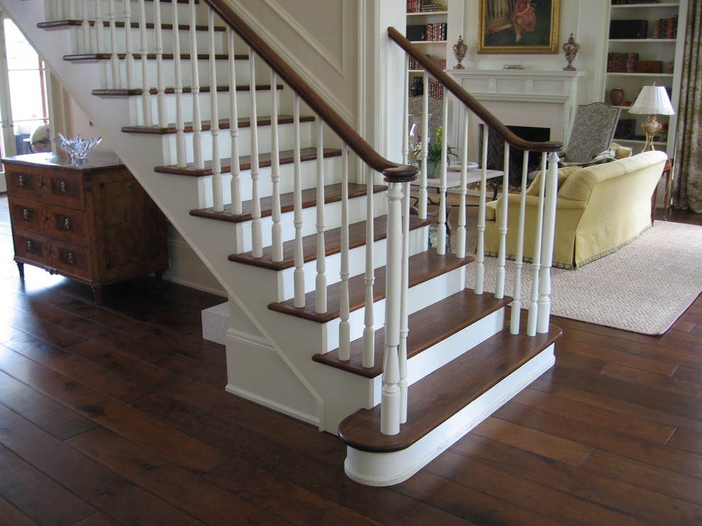Exemple d'un grand escalier peint droit chic avec des marches en bois et éclairage.