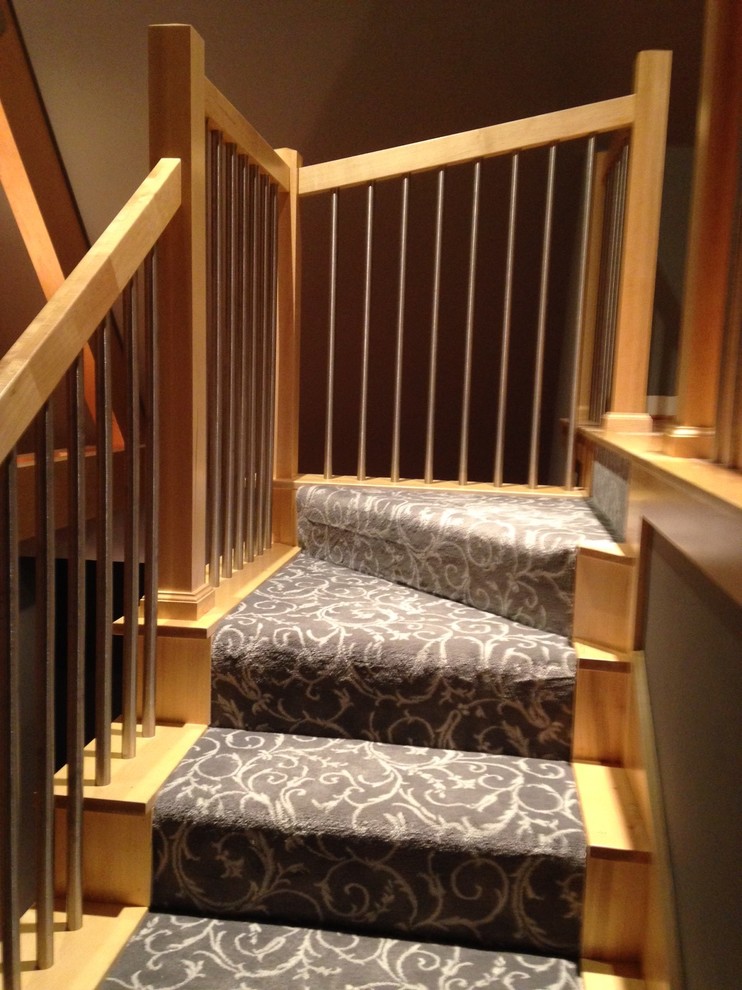 Стильный дизайн: п-образная лестница в современном стиле с ступенями с ковровым покрытием и ковровыми подступенками - последний тренд