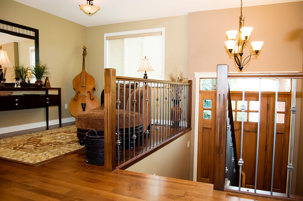 Ejemplo de escalera en U clásica pequeña con escalones de madera y contrahuellas de madera