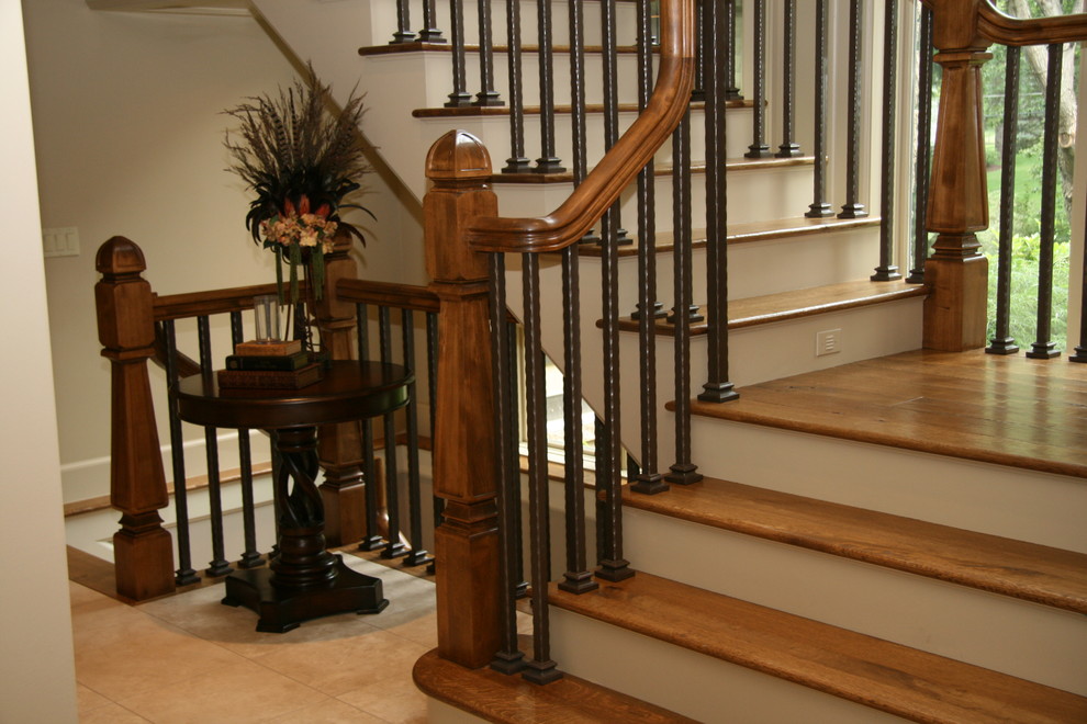 Стильный дизайн: угловая лестница среднего размера в классическом стиле с деревянными ступенями, крашенными деревянными подступенками и деревянными перилами - последний тренд