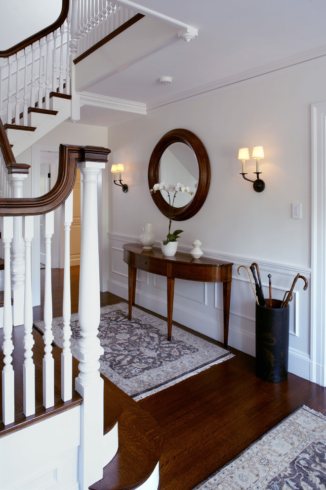 Idée de décoration pour un escalier tradition avec des marches en bois et éclairage.
