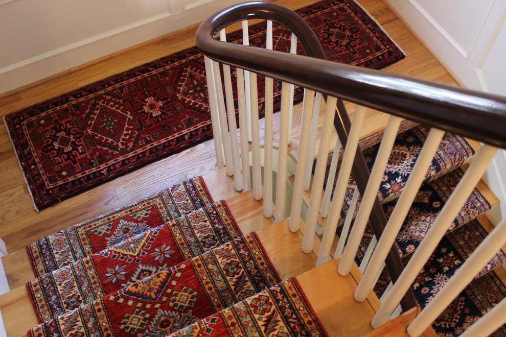 Idées déco pour un escalier peint éclectique en U de taille moyenne avec des marches en bois et un garde-corps en bois.