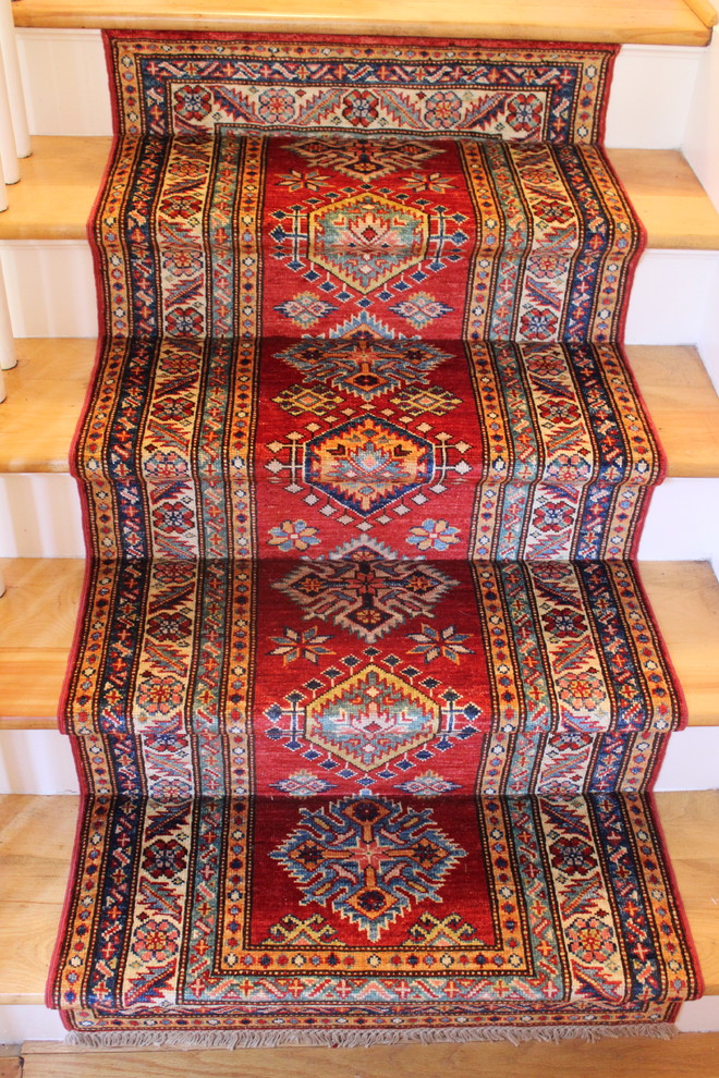 Diseño de escalera en U bohemia de tamaño medio con escalones de madera, contrahuellas de madera pintada y barandilla de madera