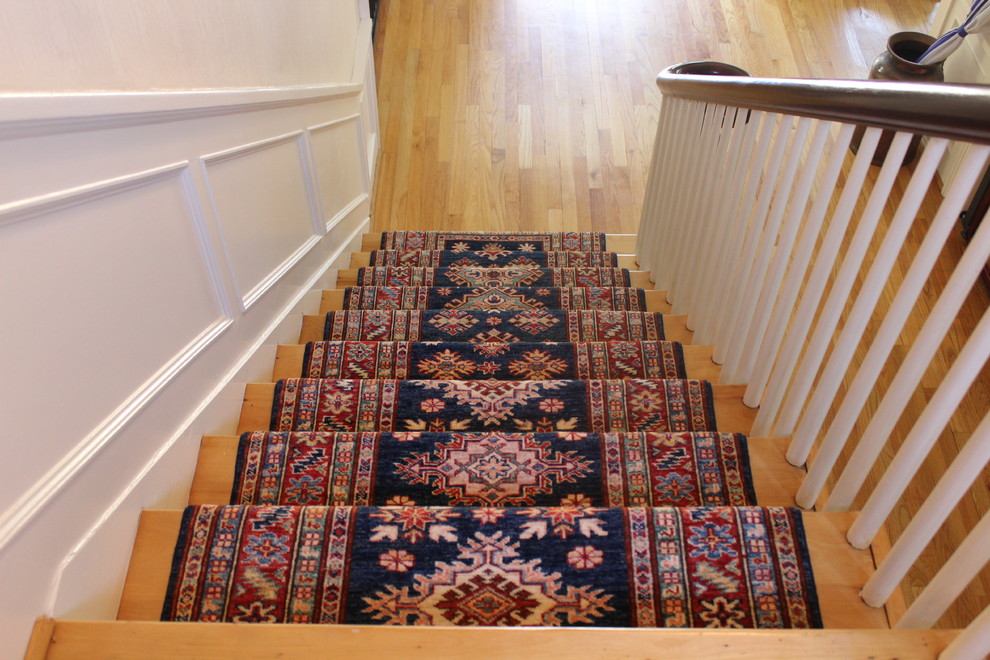 Ejemplo de escalera en U bohemia de tamaño medio con escalones de madera, contrahuellas de madera pintada y barandilla de madera
