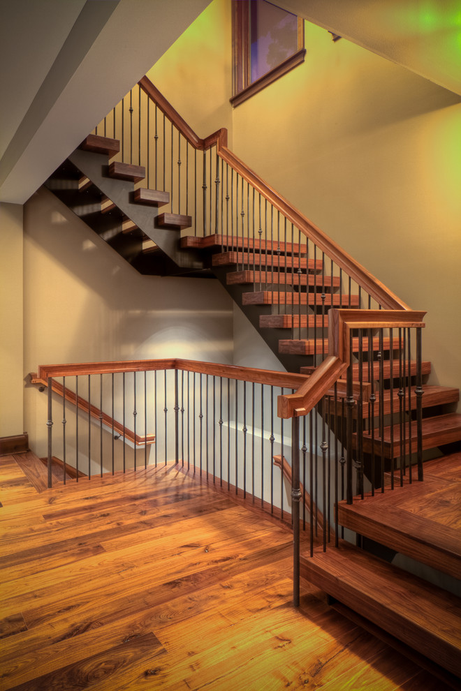 Ejemplo de escalera en U tradicional renovada grande sin contrahuella con escalones de madera y barandilla de varios materiales