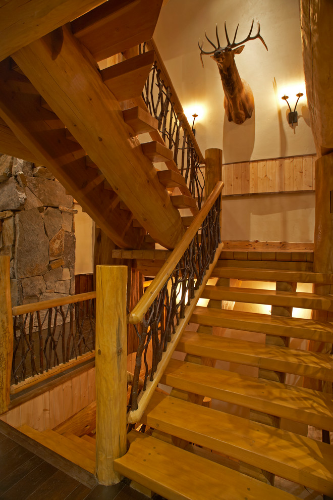 Imagen de escalera en U rústica grande sin contrahuella con escalones de madera y barandilla de varios materiales