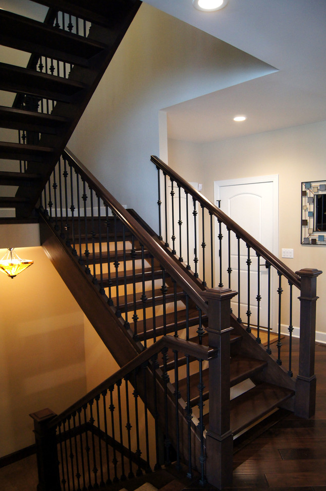 Пример оригинального дизайна: большая п-образная лестница в классическом стиле с деревянными ступенями и перилами из смешанных материалов без подступенок